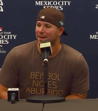Béisbol No Es Aburrido - Brown Shirt Gold Lettering